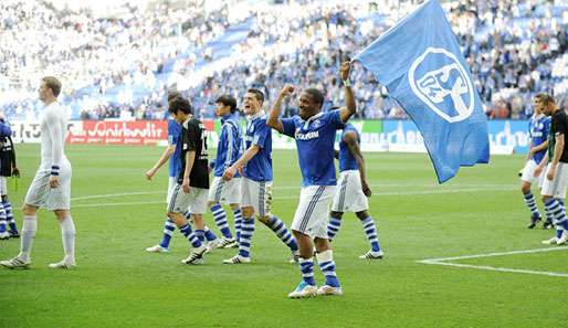 Fahnenträger Jefferson Farfan bejubelte den 1:0-Sieg der Schalker gegen Wolfsburg