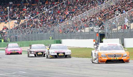 Vor dem offiziellen Saisonstart präsentieren sich die DTM-Stars in Wiesbaden