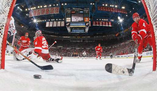 Brian Campbell (links) trifft zum 3:0. Detroits Goalie Jimmy Howard und Jakub Kindl sind machtlos