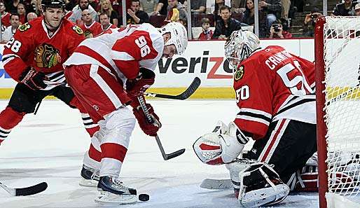 Tomas Holmström (M.) konnte Blackhawks-Goalie Corey Crawford in der 7. Minute überwinden