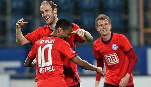 Roman Hubnik (l.) umarmt Torschütze Raffael, der seine Freude in die Bochumer Nacht schreit