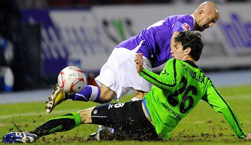 Wird den Löwen im Heimspiel gegen Fürth fehlen: Abwehrspieler Christopher Schindler (r.)