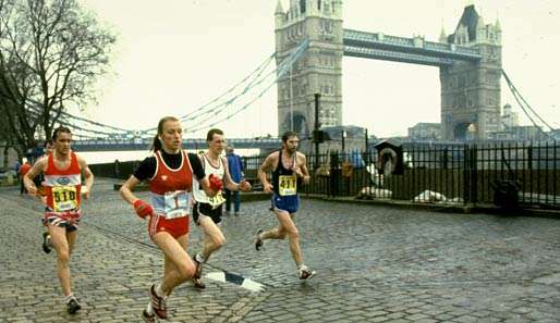 Die viermalige Sportlerin des Jahres in Norwegen verstarb im Alter von 57 Jahren: Grete Waitz (v.)