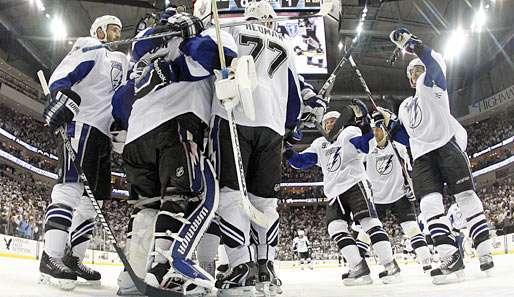 Die Tampa Bay Lightning feierten nach dem Sieg gegen die Pittsburgh Penguins Dwayne Roloson