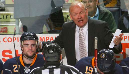 Lindy Ruff (M.) darf in Buffalo auch weiterhin mit den Referees diskutieren