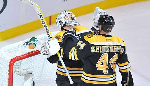 Tim Thomas und Dennis Seidenberg feiern den Bruins-Sweep gegen die Flyers 