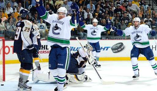 Henrik Sedin (M.) und Ryan Kesler (r.) bereiteten Daniel Sedins Game-Winner für Vancouver vor
