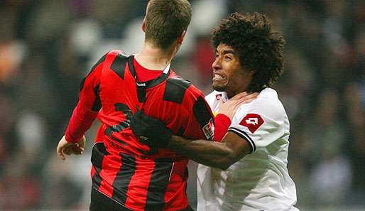 Eine Szene vom 20. Spieltag: Frankfurts Marco Russ (l.) im Nahkampf mit Mönchengladbachs Dante