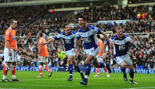 Mittendrin im Abstiegskampf: Ligacupsieger Birmingham (in Blau) und Aufsteiger Blackpool