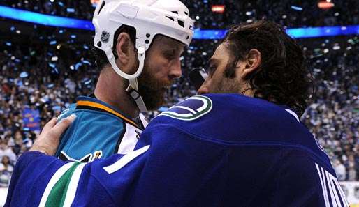 Joe Thornton (l.) gehört zu den besten Passgebern der NHL 