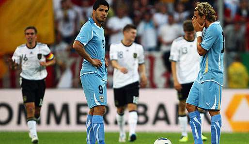 Uruguays Top-Stürmer Luis Suarez und Diego Forlan (r.) bleiben gegen Deutschland ohne Treffer