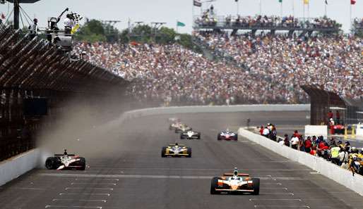 Das spektakuläre Finish: Hildebrand crasht in die Mauer und Wheldon gewinnt die Indy 500