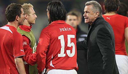 Steht mit seinen Schweizern in Wembley gehörig unter Druck: Ottmar Hitzfeld (r.)