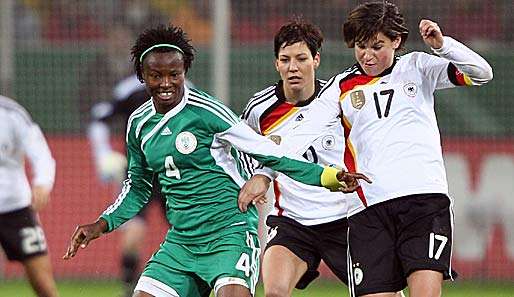 Deutschland vs. Nigeria, hier Perpetua Nkwocha (l.) und Ariane Hingst (r.), heißt es auch bei der WM