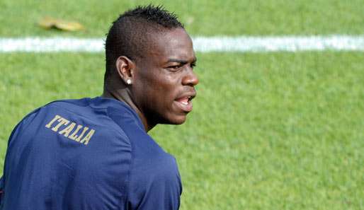 Soll mit Mitgliedern der Camorra durch Neapel geschlendert sein: Mario Balotelli