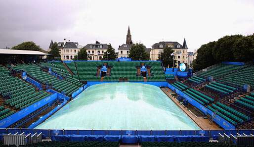 Mit einer Plastikplane wurde der Rasen des Centercourts in Eastbourne vor dem Regen geschützt