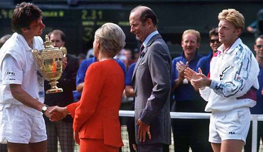 Michael Stich bekommt vom Duke und der Duchess of Kent die Wimbledon-Trophäe überreicht