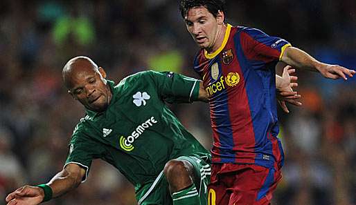 Jean-Alain Boumsong (l., gegen Leo Messi) steht auf dem Sprung zum VfL Wolfsburg