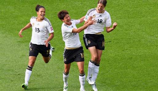 Kerstin Garefrekes (r.) erzielte das 1:0 für Deutschland gegen Kanada