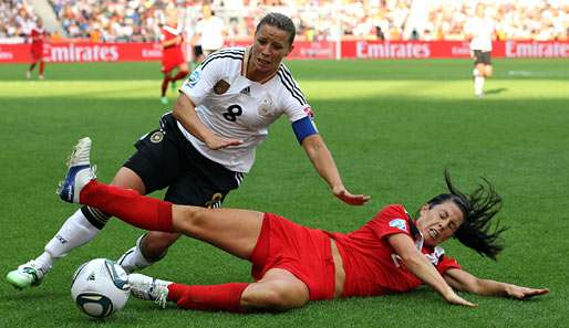 Schon beim Eröffnungsspiel gegen Kanada wurde Inka Grings (l.) nur eingewechselt