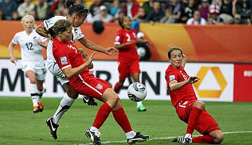 Der zwischenzeitliche Schock für England: Sarah Gregorius (l.) trifft zum 1:0 für Neuseeland