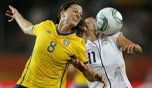 Sie ist der Star der schwedischen Frauen-Nationalmannschaft: Stürmerin Lotta Schelin (l.)