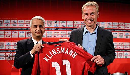 Jürgen Klinsmann (r.) soll bis mindestens 2014 die Nationalmannschaft der USA betreuen