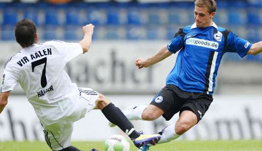 Für Tom Schütz (r.) und Arminia Bielefeld war beim Spiel gegen Aalen immer ein Bein im Weg