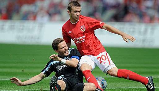 Konstantin Engel (r.) wurde nach seinem Foul an Benny Lauth für zwei Spiele gesperrt