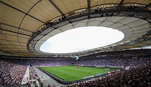 Kurz nach der offiziellen Einweihung erlebt die Mercedes-Benz-Arena ihr erstes Länderspiel