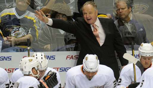 Randy Carlyle (M.) hat auch weiterhin das Kommando bei den Ducks