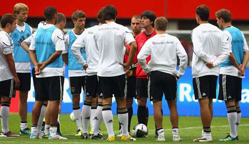 Bundestrainer Joachim Löw (M.)  setzt weiter auf die Jugend