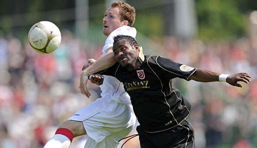 Bashiru Gambo (r.) vom Spitzreiter Regensburg spielt am 4. Spieltag beim Absteiger in Osnabrück