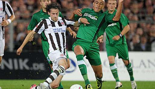 St. Paulis Jan Philipp Kalla (l.) kämpft mit Duisburgs Bruno Soares um den Ball