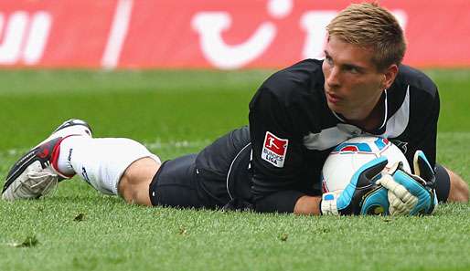 96-Keeper Zieler ließ sich im Spiel gegen Sevilla nur von seinem eigenen Abwehrspieler überwinden