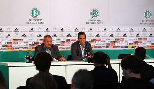 Bierhoff stellt sich bei der Pressekonferenz gemeinsam mit Neuer und Müller den Fragen der Presse