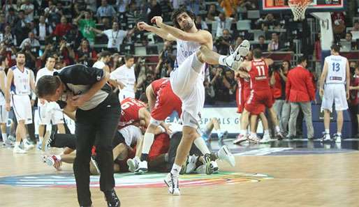 Frustriert den Ball weggeschossen: Teodosic nach dem WM-Halbfinal-Aus 2010 gegen Türkei