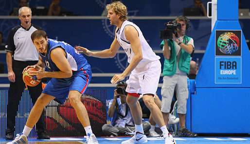 Dirk Nowitzki (r.) hatte mit Deutschland gegen Serbien das Nachsehen