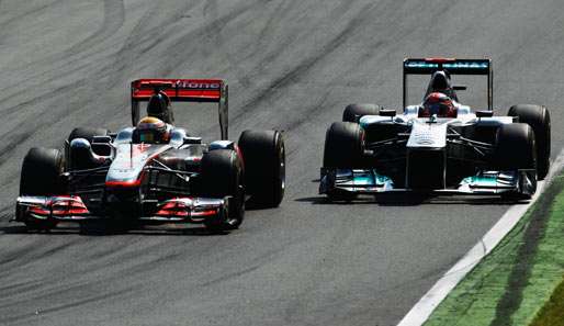 Michael Schumacher (r.) und Lewis Hamilton lieferten sich in Monza ein heißes Duell