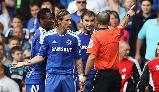 Fernando Torres (2.v.l.) schoss erst ein Tor für den FC Chelsea und flog dann vom Platz