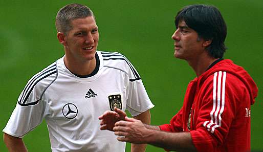 Bundestrainer Jogi Löw (r.) baut auch gegen die Türkei auf Mittelfeldstar Bastian Schweinsteiger
