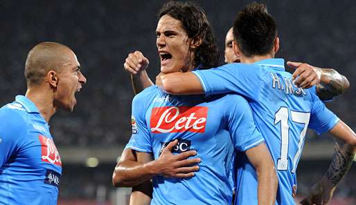 Während Edinson Cavani (M.) auf Länderspielreise war wurde sein Haus in Italien ausgeraubt 