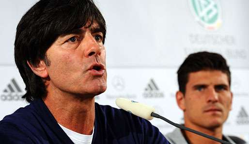 Bundestrainer Jogi Löw und Stürmer Mario Gomez auf der Pressekonferenz in Düsseldorf