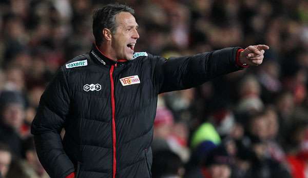 Union Berlins Trainer Uwe Neuhaus zeigt an, wo es lang gehen soll: Nach vorne