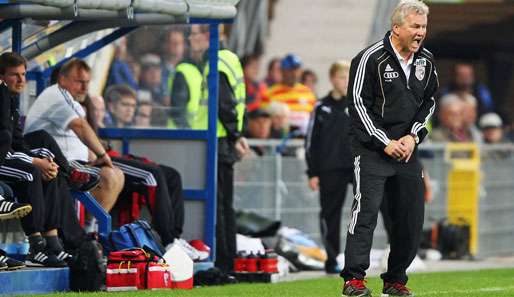 Ingolstadt-Trainer Benno Möhlmann (r.) muss im Spiel gegen Duisburg auf Marino Biliskov verzichten