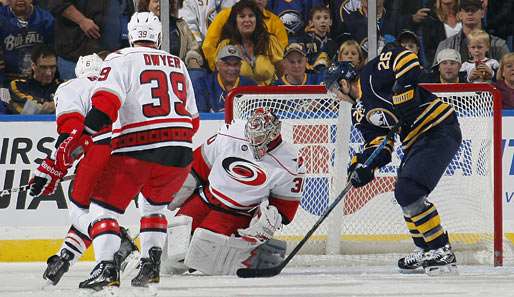 Starker Rückhalt in Buffalo: Canes-Goalie Cam Ward pariert gegen Thomas Vanek