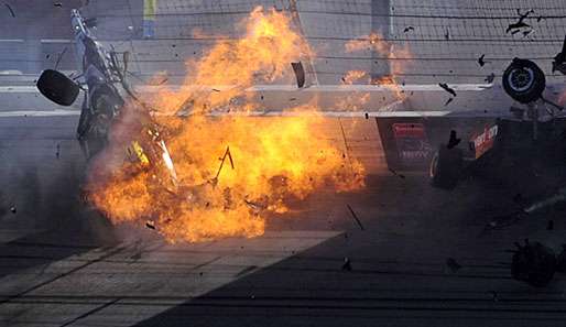 Dan Wheldon (l.) kam bei diesem Horrorunfall in Las Vegas ums Leben