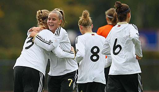 Vivien Beil (2.v.l.) erzielte das entscheidende zweite Tor für die deutsche U-17-Nationalmannschaft