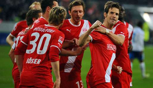 Jens Langeneke (r.) und Co. bleiben mit Düsseldorf weiter auf Aufstiegskurs 