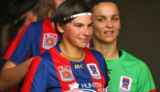 Ariane Hingst (l.) ist bei den Newcastle Jets die Kapitänin